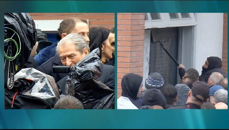 IRONIA/ Ndërkohë që Berisha thotë “JEMI PAQËSORË”, militantët shqyejnë dyert (PAMJET)
