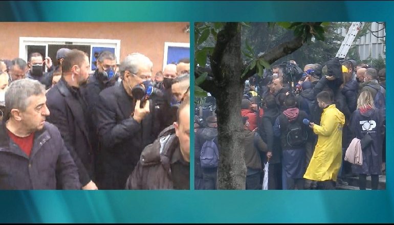 PAS HEDHJES SË GAZIT/ Berisha del nga zyrat e FRPD, largohet nga selia blu, i bashkohet protestuesve jashtë