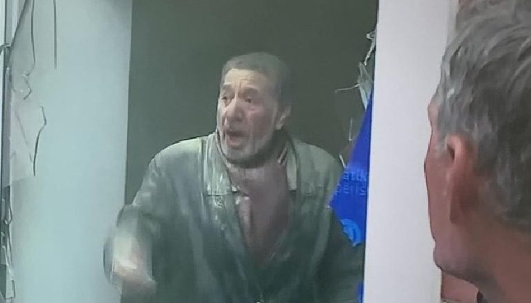 FOTOLAJM/ Shihni protestuesin e Sali Berishës pas çmontimit të dyerve në PD