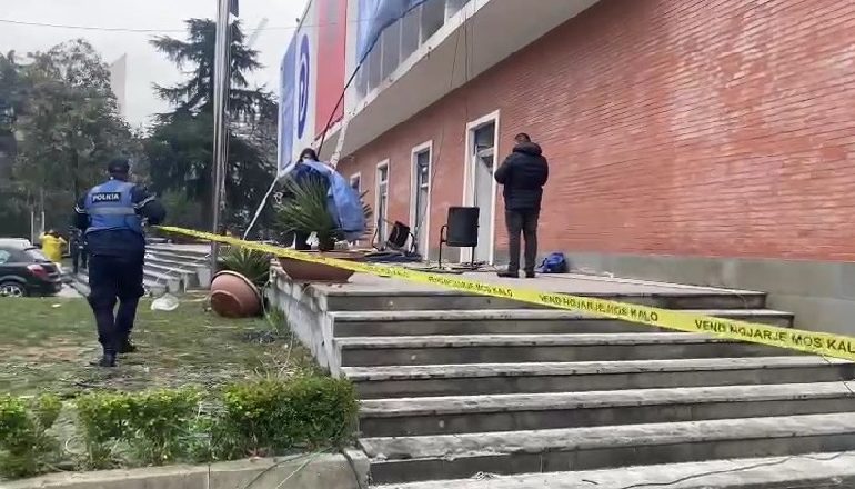 KAOSI NË SELINË E PD/ Policia largon mediat dhe i vendos shiritin e verdhë