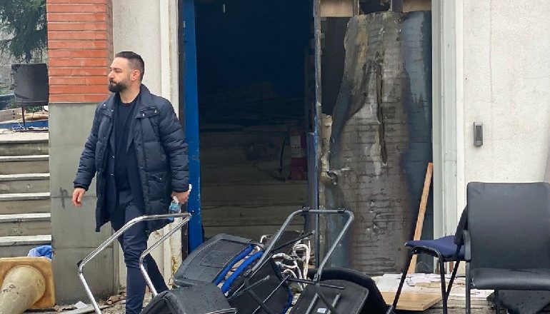 FOTO GALERI/ Si një “fushëbetejë” pas një lufte të ashpër, çfarë ka mbetur nga PD pas “sulmit” të Berishës