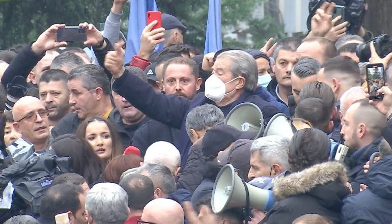PUBLIKON PAMJET/ Basha: Berisha urdhëroi mercenarët që të godasin selinë e PD-së (VIDEO)