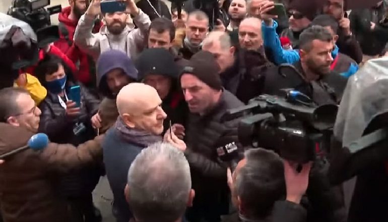 MOHOI DHUNËN NDAJ TIJ NË PROTESTË/ Roland Bejko i përgjigjet Berishës: Të dështoi me turp për tu bërë kryetar