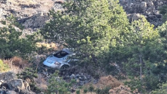 TRAGJIKE NË MAT/ Makina del nga rruga dhe përfundon në kanal, humb jetën shoferi