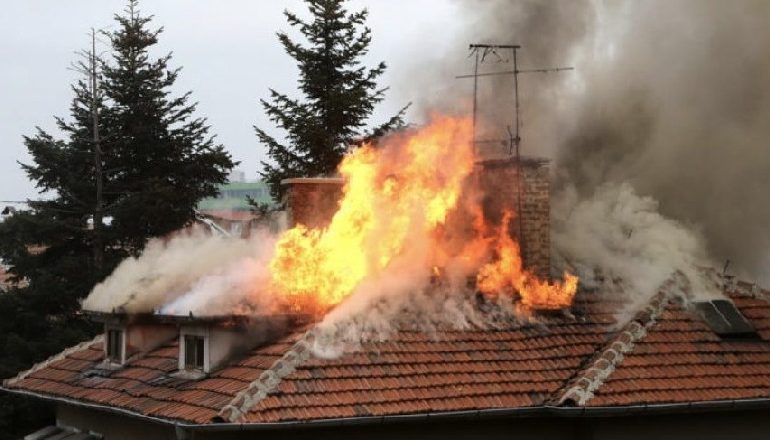 TRAGJIKE NË VLORË/ Digjet një banesë, humb jetën një 55-vjeçar