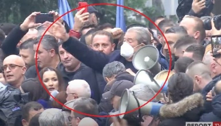 PROTESTA E DHUNSHME E 8 JANARIT QË SHKATËRROI SELINË E PD/ Berisha sot në Prokurori
