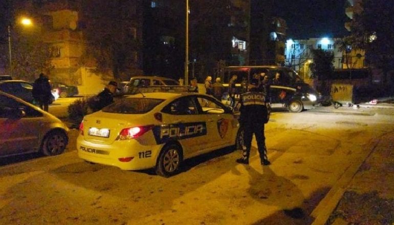 MAKINA LËVIZTE ME TARGA TË VJEDHURA/ Dy persona braktisin mjetin në Fushë-Krujë dhe largohen në drejtim të paditur