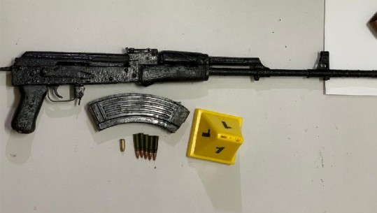 ME KALLASHNIKOV ME VETE DREJT SHISHTAVECIT/ Arrestohet 17-vjeçari në Kukës
