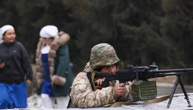 NDIHMUAN QEVERINË TË SHTYPTE PROTESTËN/ Trupat ruse tërhiqen nga Kazakistani