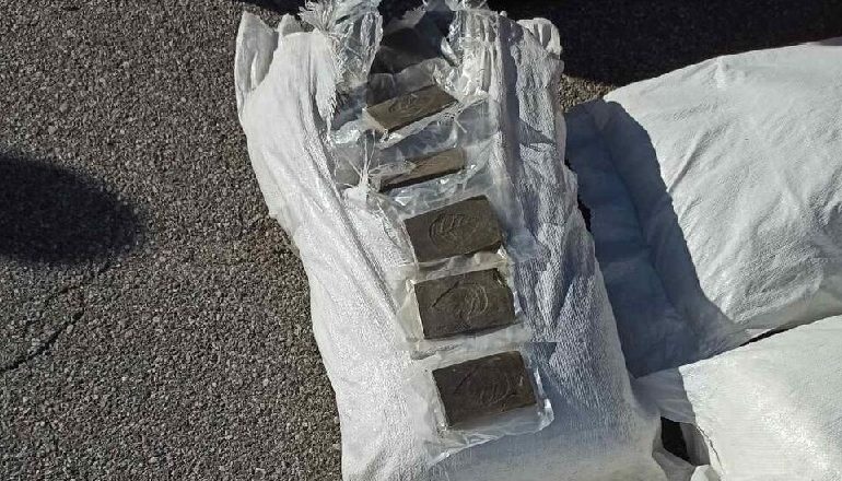 KAPET KAMIONI I MBUSHUR ME KANABIS NË MAL TË ZI/ Vinte nga Shqipëria dhe kishte destinacion përfundimtar Gjermaninë