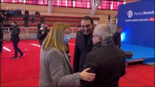 BERISHA NË PALLATIN E SPORTEVE NË SHKODËR/ Të pranishëm në takimin e tij me demokratët edhe Voltana Ademi dhe Bardh Spahia