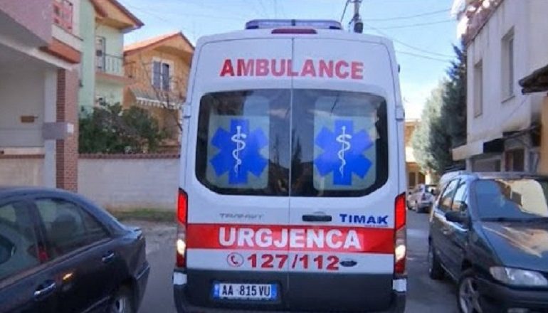 E RËNDË NË ELBASAN/ Bie aksidentalisht nga kati i dytë i shtëpisë, plagoset 27-vjeçari
