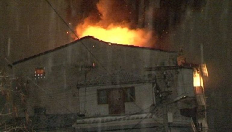 ZJARR NË KORÇË/ Përfshihet nga flakët një banesë, plagoset një grua
