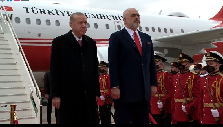 PAMJET LIVE/Ja momenti kur Erdogan mbërrin në Rinas dhe pritet me ceremoni zyrtare dhe përqafime nga Rama