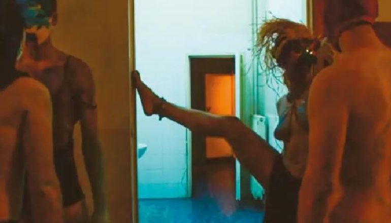 MARRËDHËNIE SEKSUALE MES DY DJEMVE NË “AKROPOLI”/ Pamjet që “tronditi” grekët: E turpshme (VIDEO)