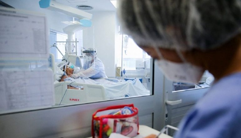 STUDIMI/ Doza e katërt nuk shmang infeksionin nga Omicron-i