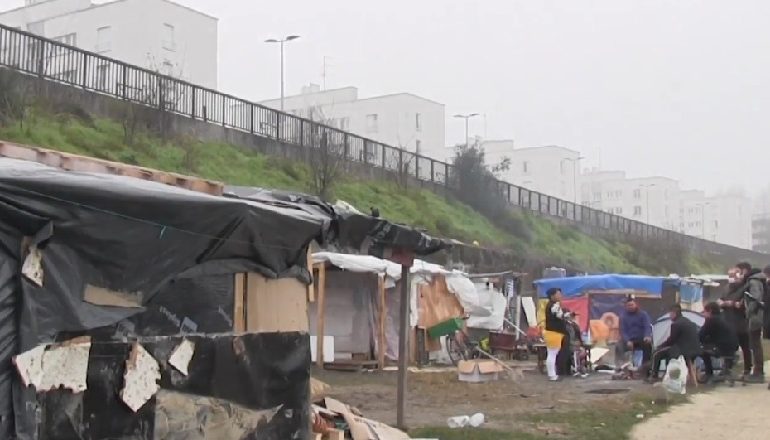 STUHIA SHKATËRRON KAMPIN E IMPROVIZUAR/ Azilkërkuesit shqiptarë në Francë: Jetojmë në kushte çnjerëzore