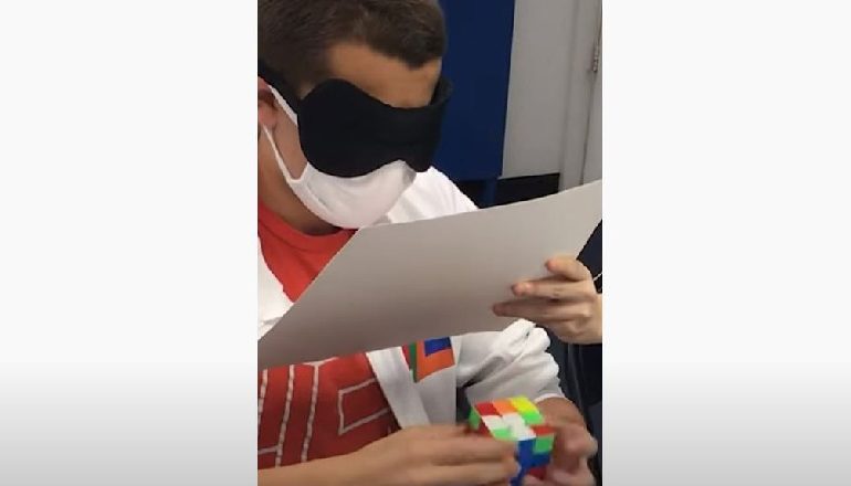 ADOLESHENTI AMERIKAN THYEN ÇDO REKORD/ Zgjidh kubin e Rubik me sy mbyllur