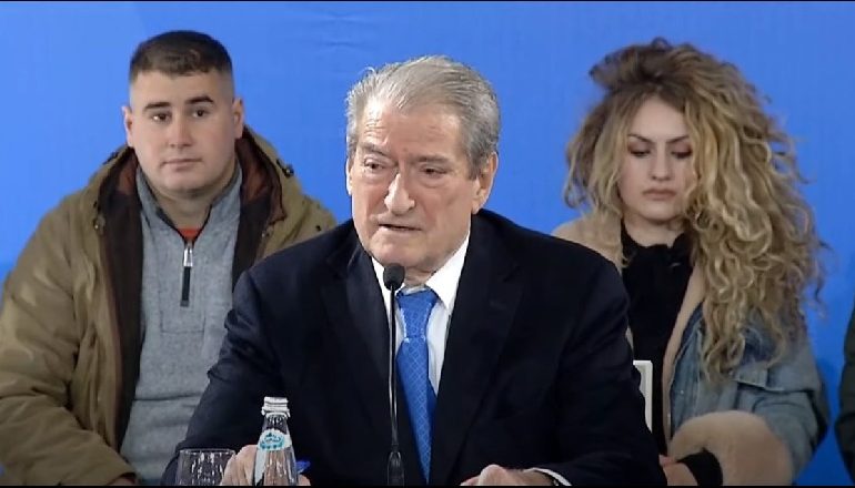 KRITIKON TERMIN “VËLLAZËRI” GJATË VIZITËS SË ERDOGAN/ Berisha: Ne të tjerët i kemi miq