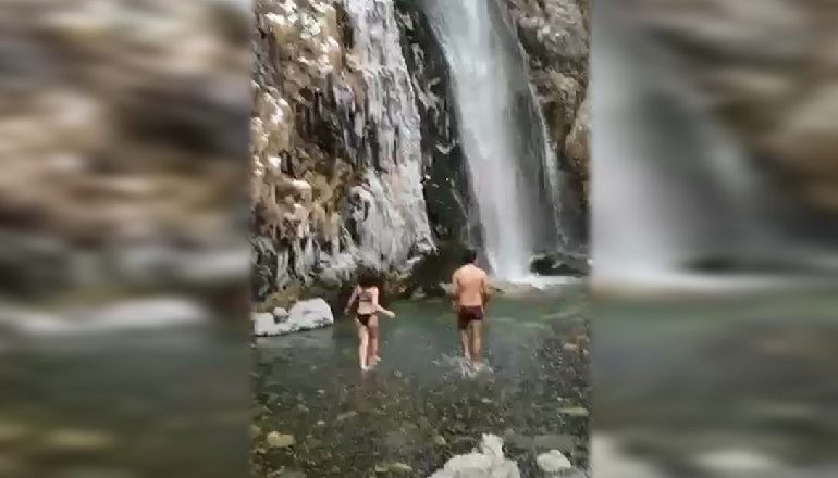 TEMPERATURAT EKSTREME/ Dy të rinjtë në Theth sfidojnë motin me borë, lahen në Ujëvarën e Grunasit