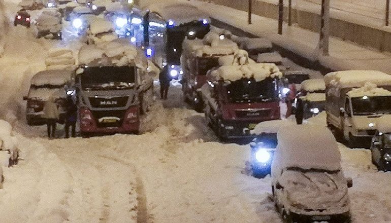 ALARM NË ATHINË/ 1.200 makina të bllokuara në dëborë për më shumë se 20 orë
