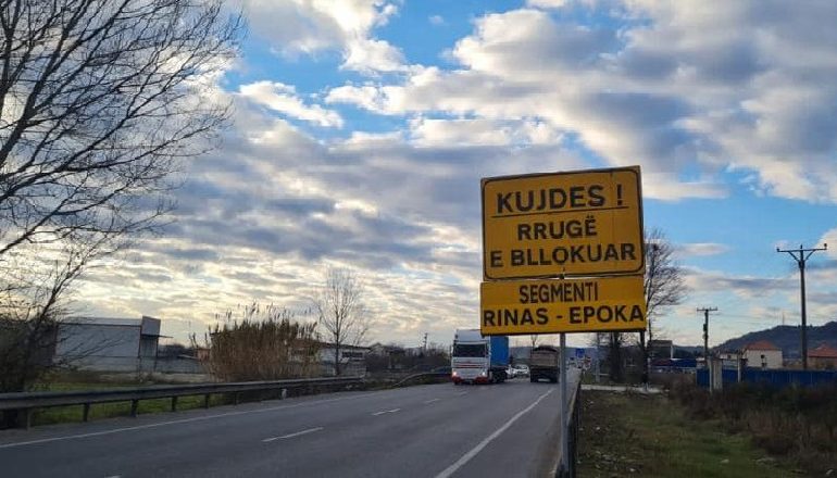 NJOFTIM PËR SHOFERËT/ ARRSH: Për të shkuar në drejtim të aeroportit të Rinasit duhet të ndjekin “Rrugën e Vorës”