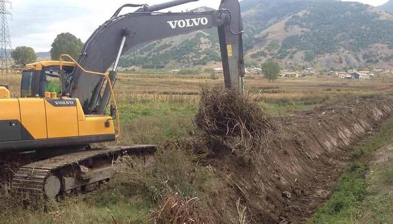 E RËNDË/ Goditet me shkop në kokë punonjësi, teksa po pastronte kanalet në aksin Tepelenë-Gjirokastër! Arrestohet autori