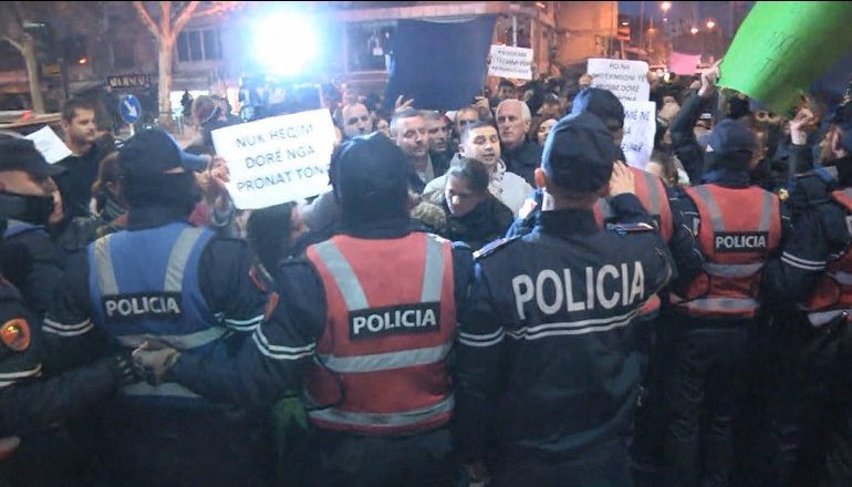 BANORËT E “5 MAJIT” NË PROTESTË/ Ndërhyn Policia: Lironi rrugën, po ktheheni në burim aksidentesh