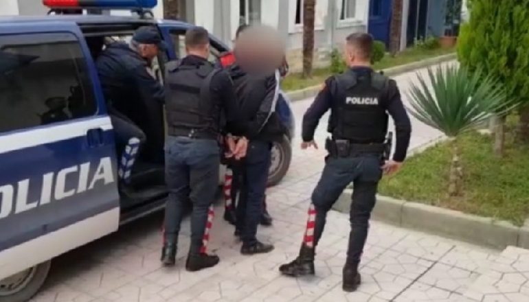 AKUZOHEN PËR KORRUPSION/ Morën 10 mijë euro për të lënë të lirë të shpallurin në kërkim, arrestohen dy policët në Durrës (EMRAT)