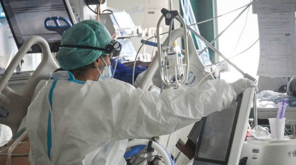 COVID-19/ OBSH: Omicron dominues në të gjithë botën, rrezikshmëria më e lartë për të pavaksinuarit