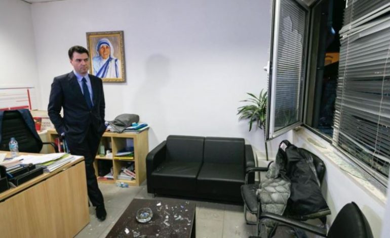 PUBLIKON FOTON NGA ZYRA E SHKATËRRUAR/ Basha: Berisha vulosi ditën e tij të fundit në politikë