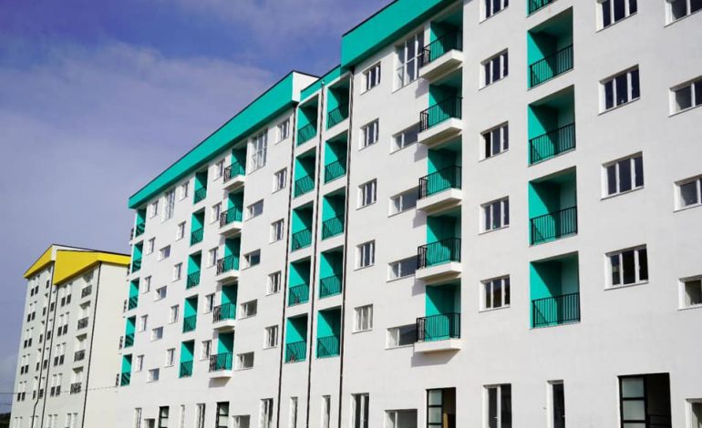 PULIKON PAMJET NGA BANESAT E REJA NË MANËZ/ Rama: Për pak ditë nis jeta plot ngjyra për 266 familje