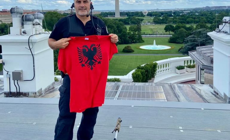 FOTOLAJM/ Truproja shqiptar i presidentit të SHBA valëvit ngjyrat kuqezi në tarracën e Shtëpisë së Bardhë