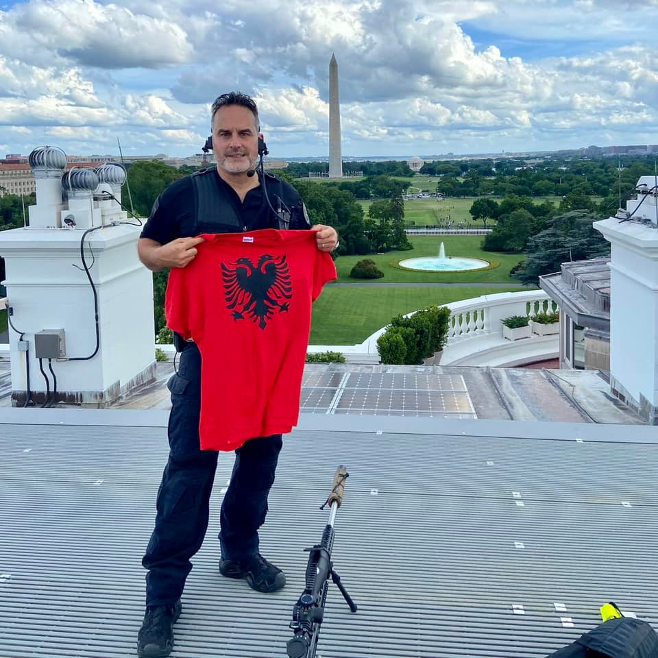 FOTOLAJM/ Truproja shqiptar i presidentit të SHBA valëvit ngjyrat kuqezi në tarracën e Shtëpisë së Bardhë
