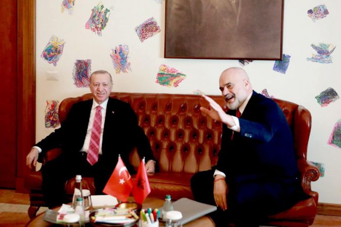 “RASTËSIA E DESHI”/ Rama: Një përgjigje për “patriotët” e Skënderbeut një ditë pas vizitës së Erdogan