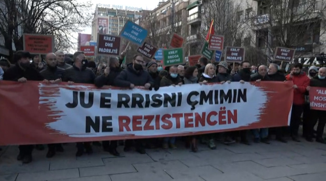“ALBIN MASHTUESI”/ Këto janë sloganet e protestave në Kosovë kundër kryeministrit Kurti