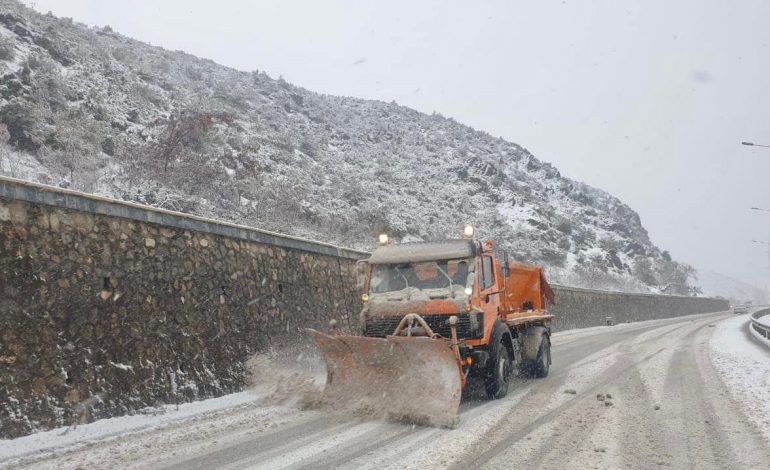 TEMPERATURAT DERI NË -17°C NË ORËT NË VIJIM/ ARRSH thirrje drejtuesve të mjeteve: Reduktoni shpejtësinë