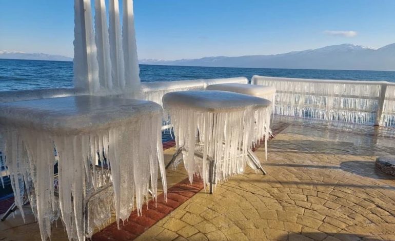 STATUJA AKULLI NË BREGUN E LIQENIT/ Natyra e moti dhurojnë spektakël në Pogradec