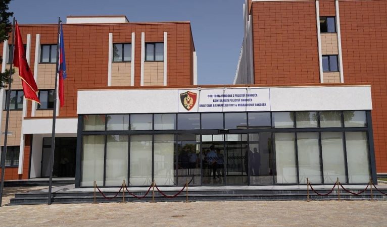 AKSIDENT NË AKSIN SHKODËR-HANI HOTIT/ Automjeti del nga rruga, dëmtohet 19-vjeçari