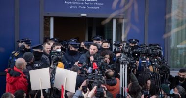 QËLLOI ME SHUPLAKË POLICIN/ Burri i ish-ministres shqiptare reagon një ditë pas protestës