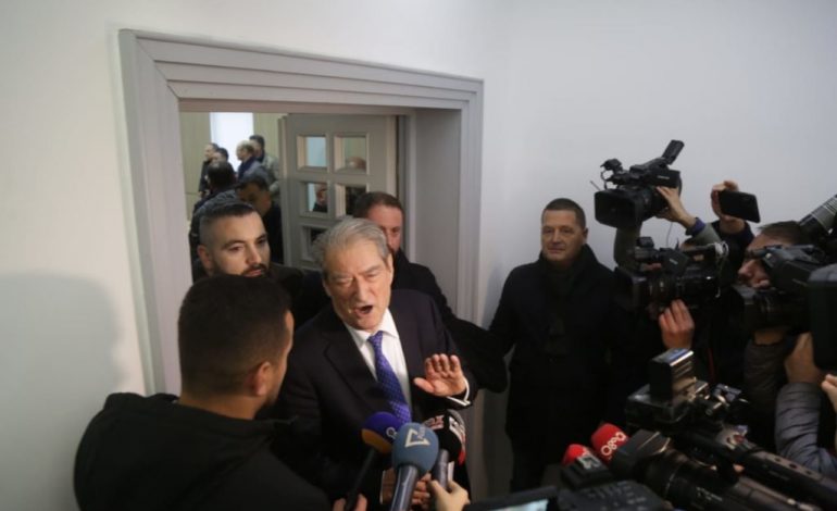 DEKLARATA/ Anëtari i Kryesisë së PD-së: Berisha ha edhe fëmijët e tij për pushtet. Largimi i tij do…