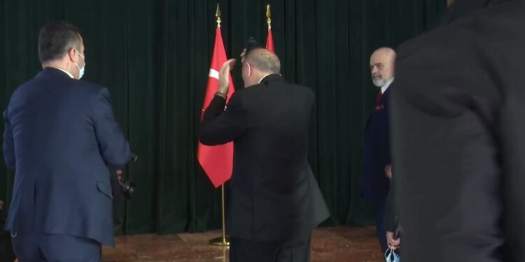 FOTOLAJM/ Erdogan në Kryeministri! Kujdeset për pamjen, kreh flokët para se të futet në takim me Ramën