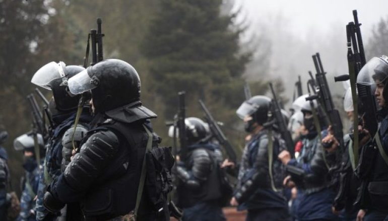 VIJOJNË TRAZIRAT NË KAZAKISTAN/ Sulmohet stacioni policor, shkëmbim zjarri mes protestuesve dhe ushtrisë