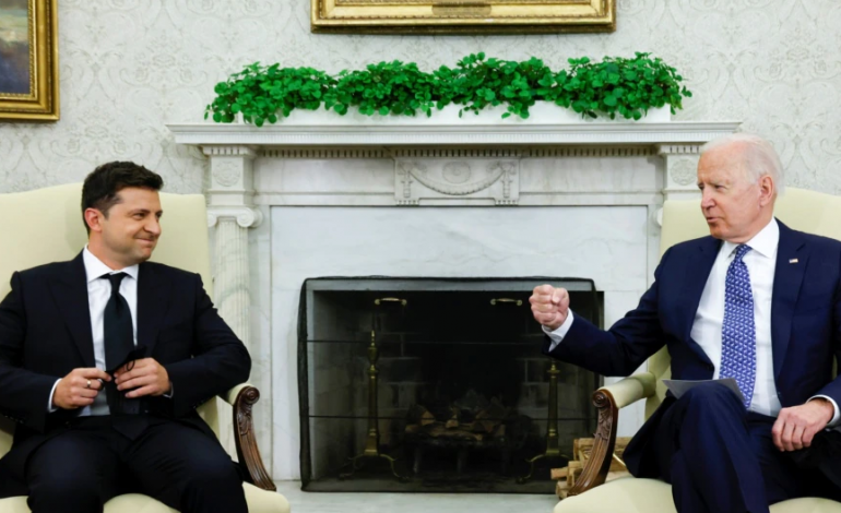 TENSIONET UKRAINË-RUSI/ Biden bisedon të dielën me Presidentin e Ukrainës, Zelenskiy-n