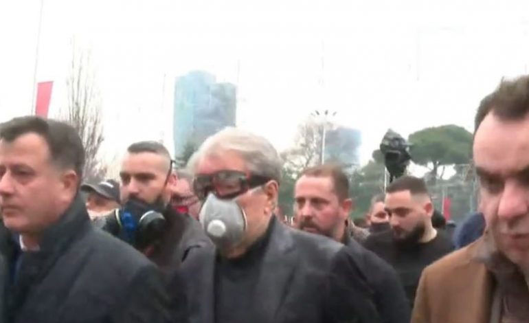ME SYZE DHE MASKË/ Sali Berisha dështon të marrë selinë e PD, largohet nga godina dhe akuzon policinë