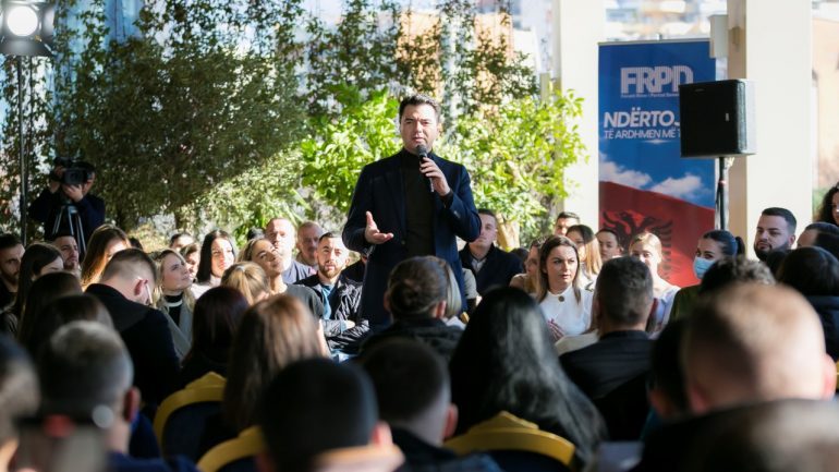 ME TË RINJTË/ Basha: Elitat s’po qarkullojnë, t’i themi mjaft konceptit të karrigeve të salduara me njerëz që zënë të gjitha pushtetet