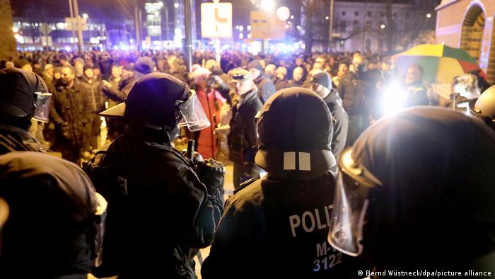 COVID-19/ Rreth 12 mijë gjermanë ngrihen në protesta në 20 qytete, kundërshtojnë masat