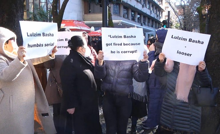 TAKIMI BASHËS ME DEMOKRATËT NË TIRANË/ Mbështetësit e Berishës protestojnë sërish kundër kreut të PD-së