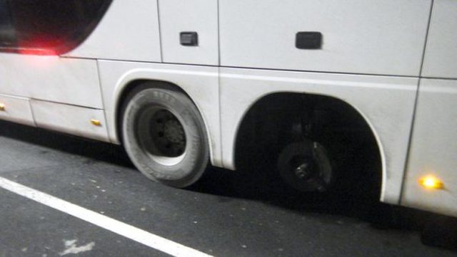 NDODH EDHE KJO/ Shqiptari drejtonte autobusin pa një rrotë, shoferi ndalohet nga policia