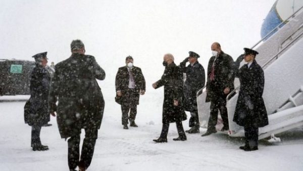 PO BËHET VIRALE/ Joe Biden nuk zbret nga aeroplani, shkak bëhet stuhia e dëborës (VIDEO)